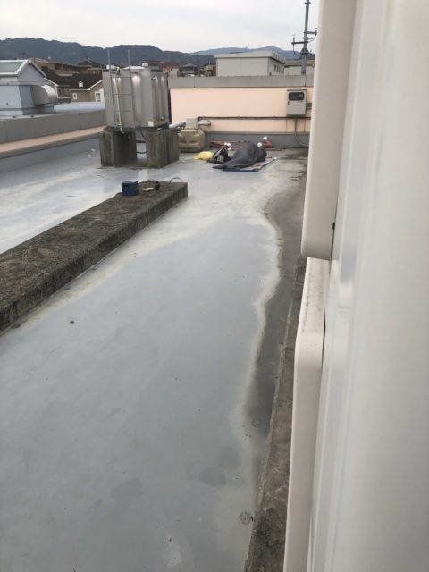 現場の屋上に人が寝てました