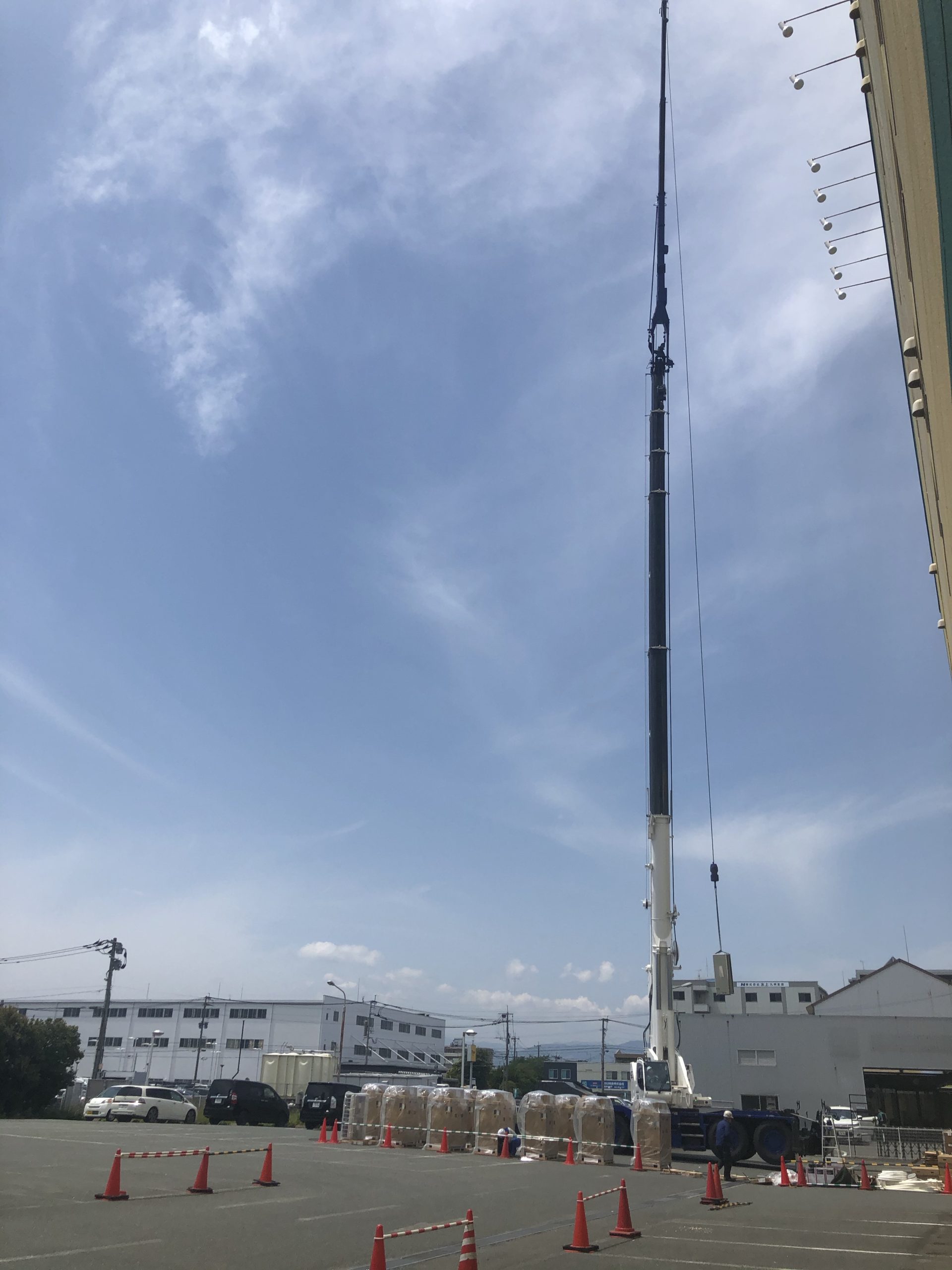 70tクレーンです　屋根より高い
